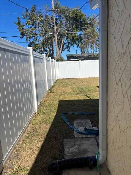 Building Photo - 4853 Manor Dr