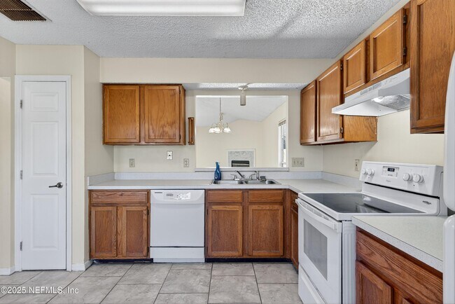 Building Photo - 11170 Wandering Oaks Dr