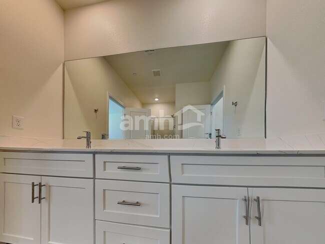 Building Photo - 854 English Primrose St