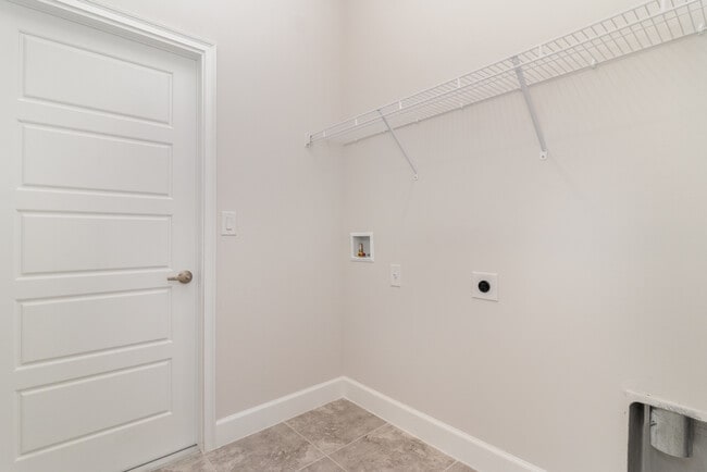 Building Photo - 1844 Middlebury Dr SE