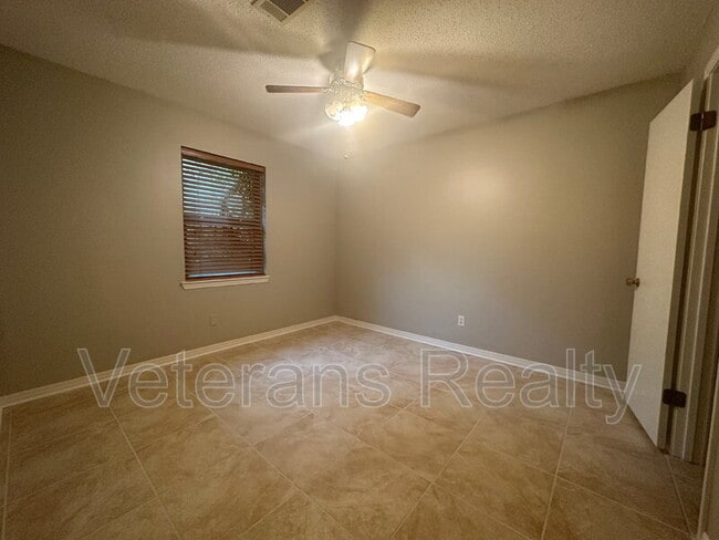 Building Photo - 2316 Demaret Dr