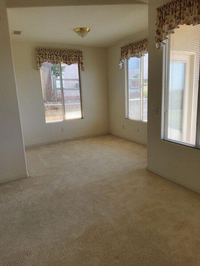 Building Photo - Beautiful house in great neighborhood with...