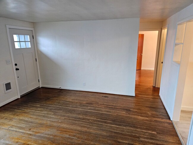 Building Photo - Winter Special-$300 Off Cute 2/BD-1 Bath H...