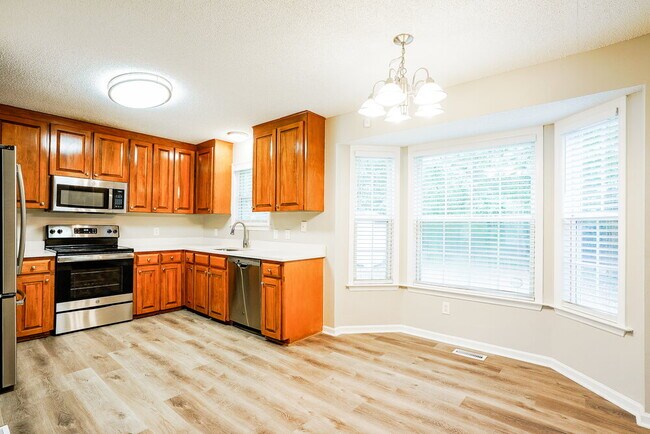 Building Photo - 121 Westonridge Run