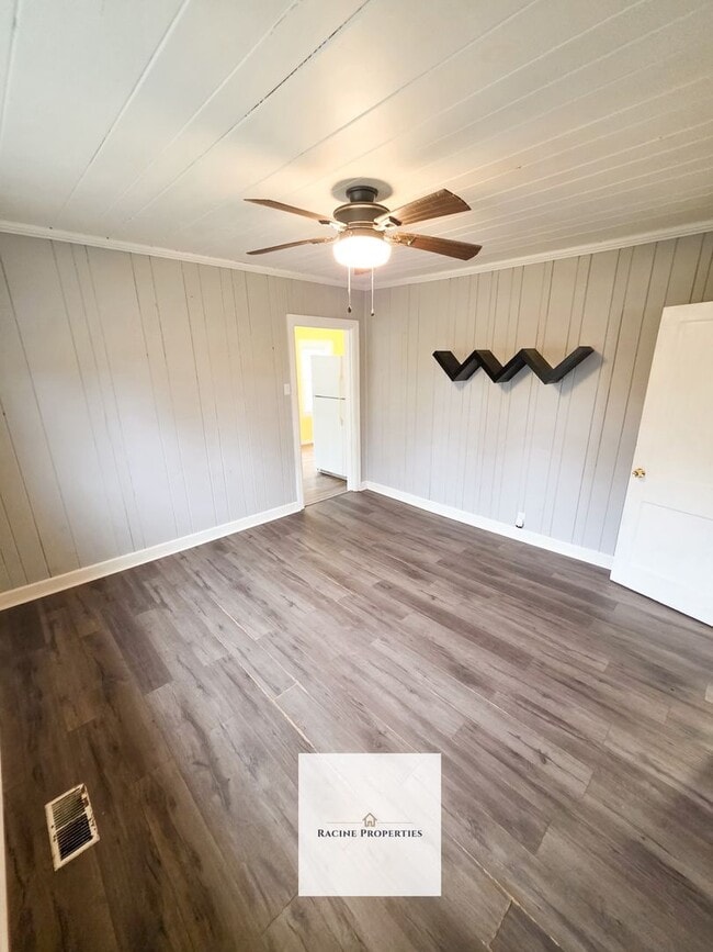 Building Photo - Two Bedroom Home Near Lake Blalock!