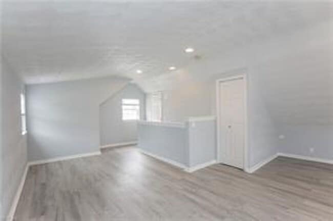 Building Photo - Renovated 3 bed, 1.5 bath Single-Family