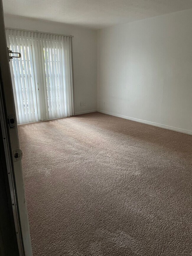 Building Photo - Ground floor One bedroom condo