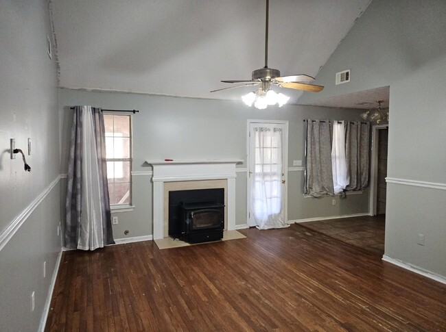 Building Photo - Welcome home to Stockbridge, 3BR, 2BA