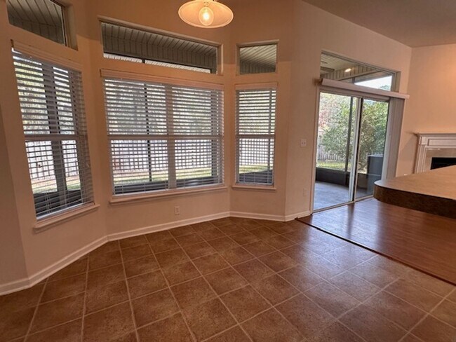 Building Photo - Large 3BD/2BA |Quiet Setting | Fenced Yard
