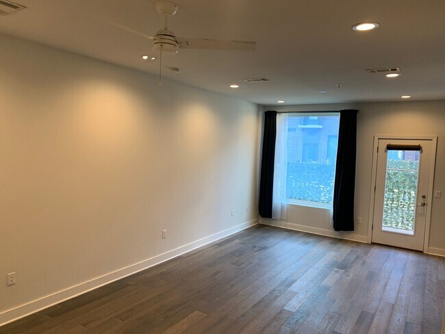 Building Photo - East Austin Studio! A Must See!
