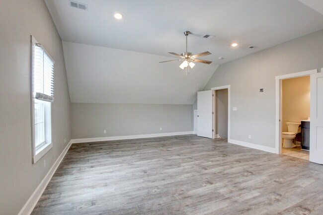 Building Photo - 127 Riverbend Dr