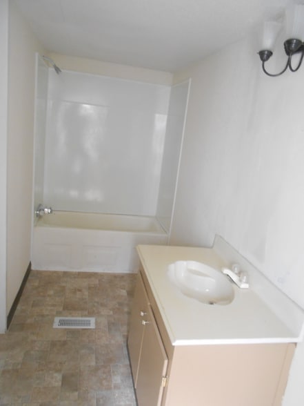 Building Photo - 24898 Lakewood Dr