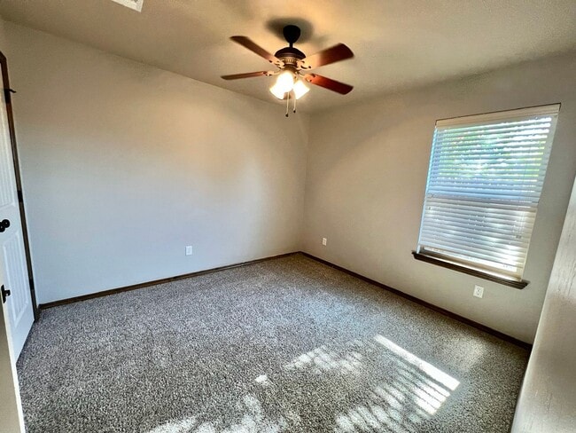 Building Photo - Home in the VALENCIA neighborhood in Edmond!