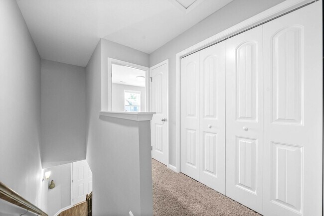 Building Photo - 2 Bedroom Condo For Rent Near Madison Street!