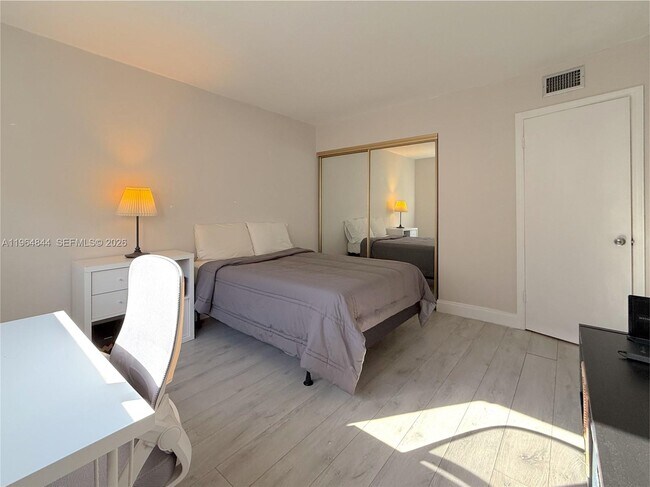 Building Photo - 541 Blue Heron Dr