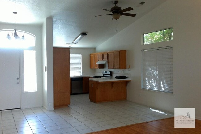 Building Photo - 8651 N Woodrow Ave