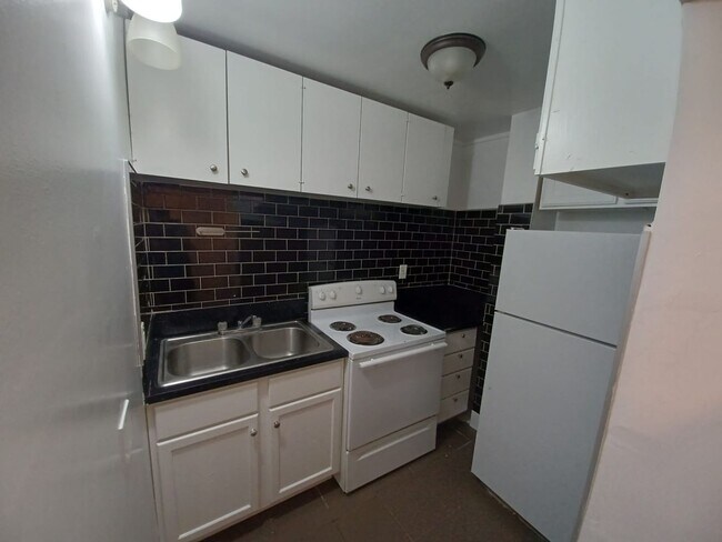 Building Photo - Affordable Private Girl room Downtown - Top Floor and Furnished