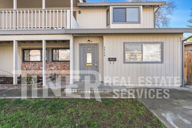 Building Photo - STUNNING UPDATED HOME 5 BEDROOM HOME ON CO...