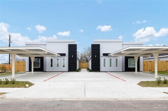 Building Photo - 435 Medina Ln