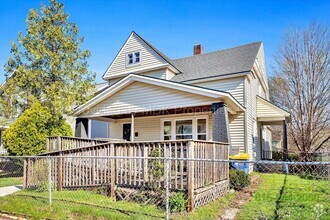 Building Photo - STUNNING REMODEL!!! Extremely Spacious 4 B...