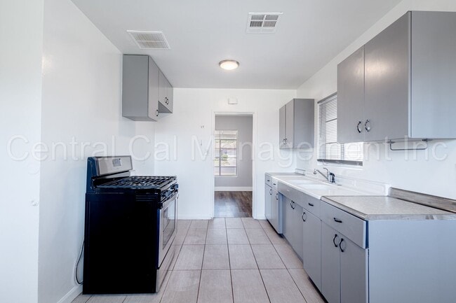 Building Photo - 3 Bedroom/1 Bath Home - $1695 Per Month!