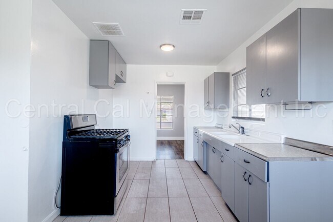 Building Photo - 3 Bedroom/1 Bath Home - $1895 Per Month! M...