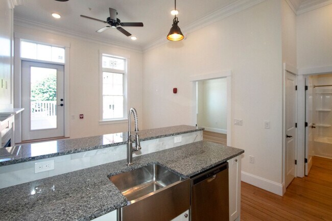 Building Photo - 440 Central Ave