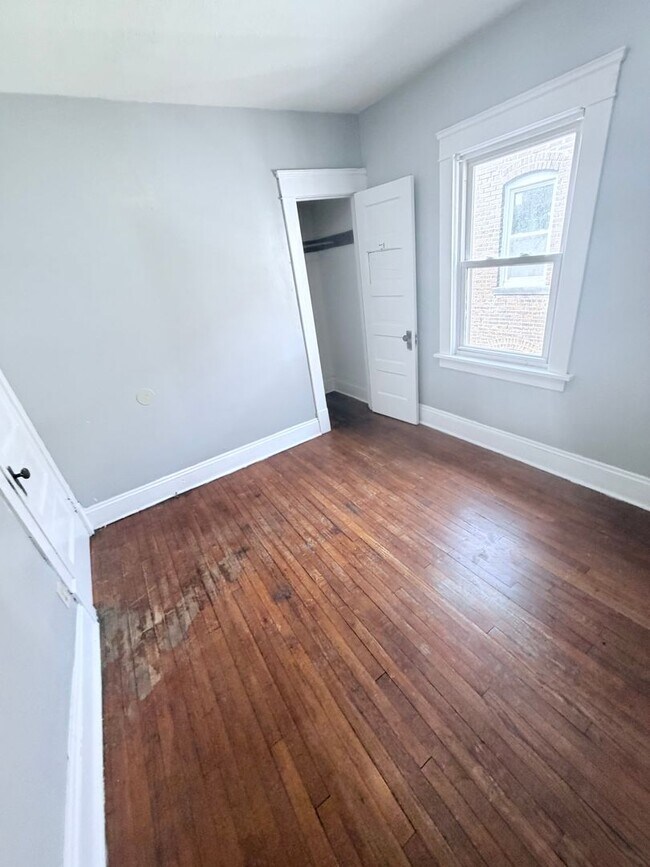 Building Photo - 1114 E 64th St