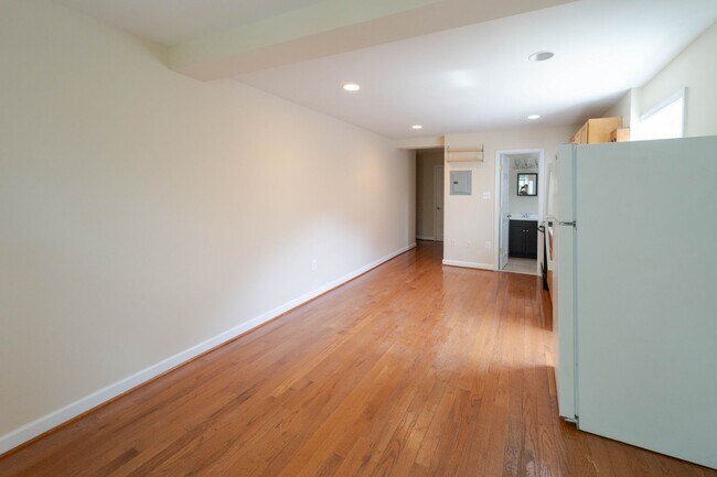 Building Photo - Spacious 1 BD 2 BA Apartment in the Histor...