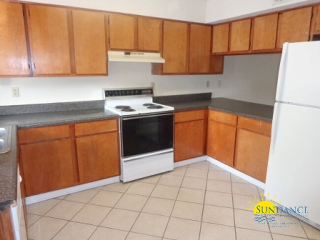 Building Photo - Large newly painted 2Bed/2.5 bath located ...