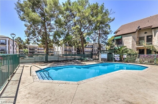 Building Photo - 460 Elm Dr