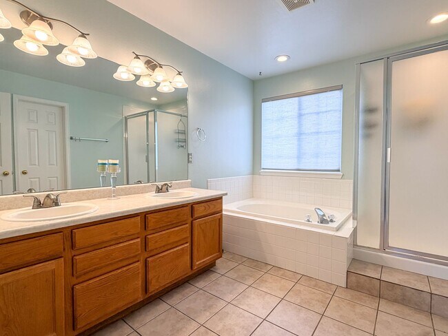 Building Photo - Beautiful, Spacious Home in Highlands Ranch