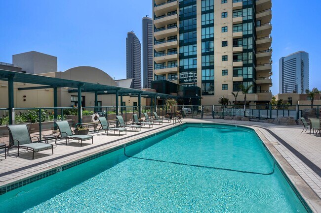Building Photo - Spectacular Marina District 3-Bedroom Pent...
