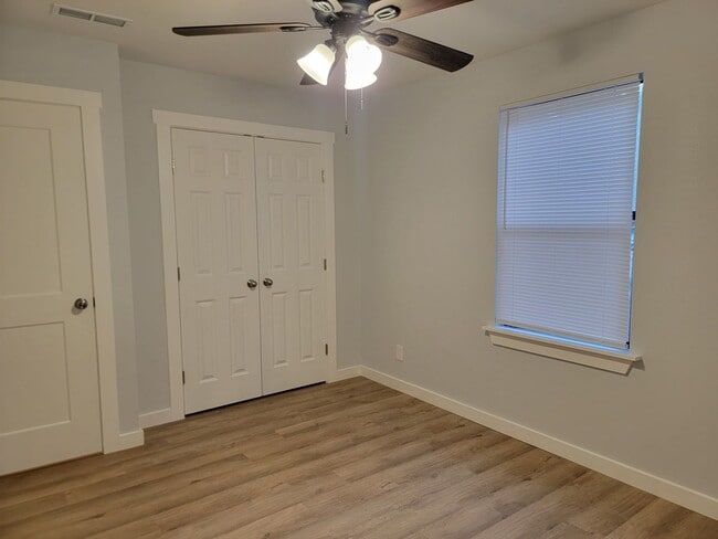 Building Photo - Three bedroom duplex!