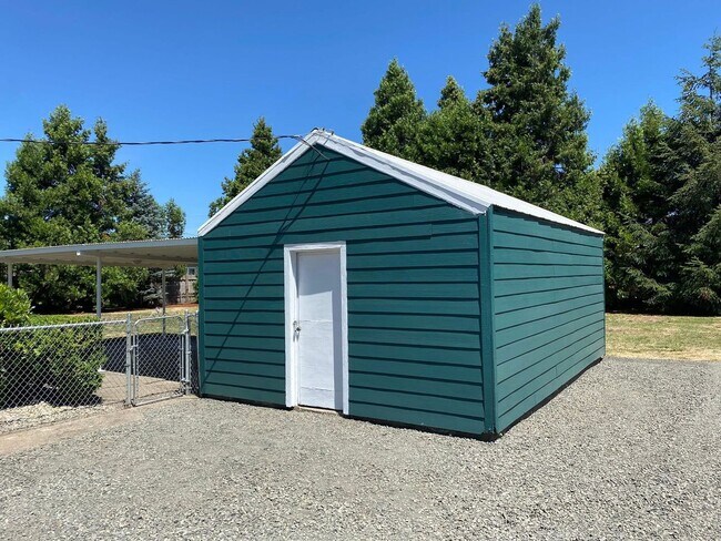 Building Photo - Gorgeous Fully Remodeled Three Bedroom Hom...