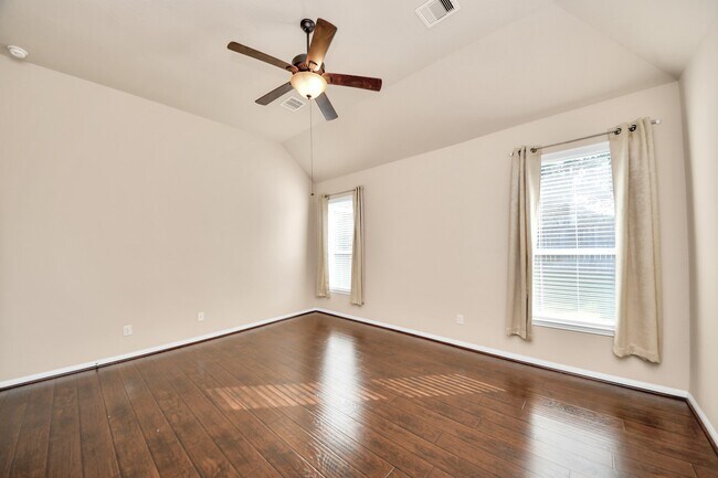 Building Photo - 3115 Lake Dr