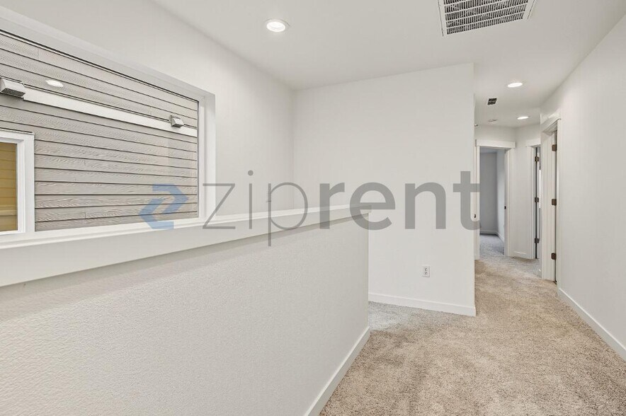 Building Photo - Unit