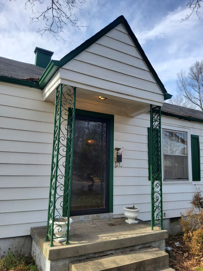 Building Photo - 807 Maria St