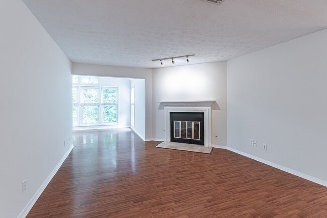 Building Photo - Welcome to this charming 2 bedroom, 2 bath...