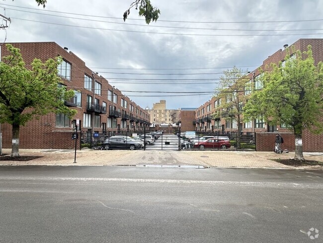 Building Photo - 947 W Grace St