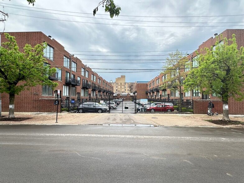 Primary Photo - 957 W Grace St