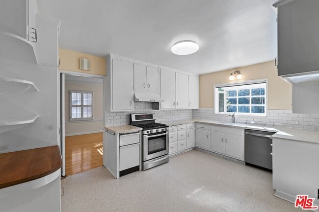 Building Photo - 17117 Weddington St