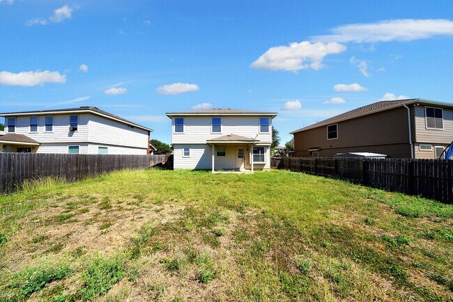 Building Photo - Lovely Home in Gated Universal City Neighb...