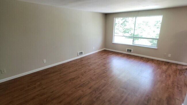 Building Photo - Briarcrest 44