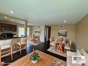 Building Photo - 2 Bed, 1 Bath Condo with a view of the hills!