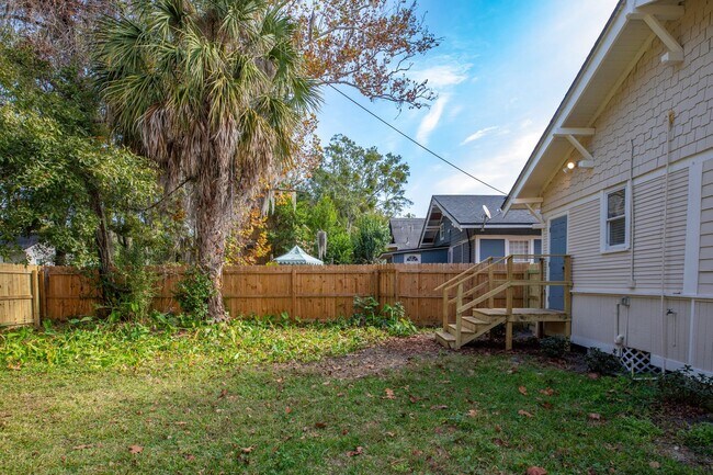 Building Photo - Renovated Bungalow in Riverside