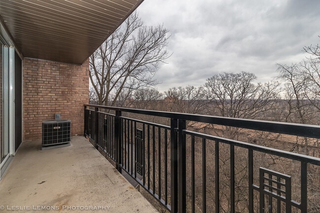 Building Photo - 5900 Oakwood Dr