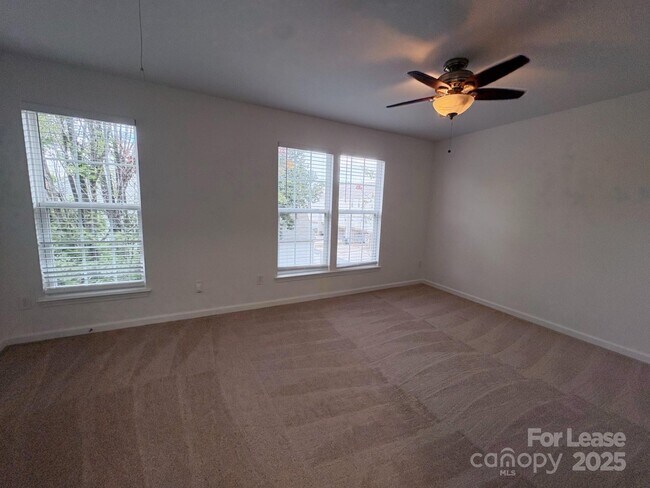 Building Photo - 15610 King Louis Ct