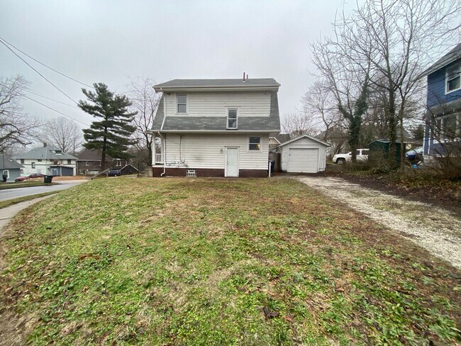 Building Photo - Pet-Friendly 3BR Home • Updated Kitchen • Fenced Yard • Garage