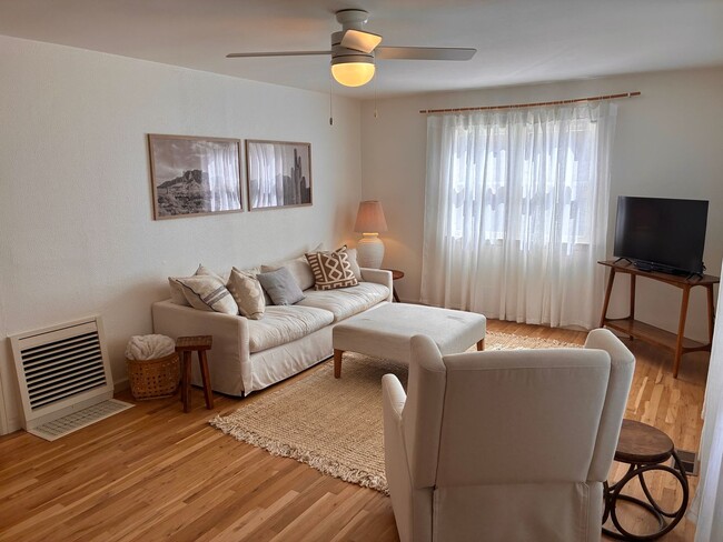 Building Photo - 2 Bedroom Home in Lincoln Park